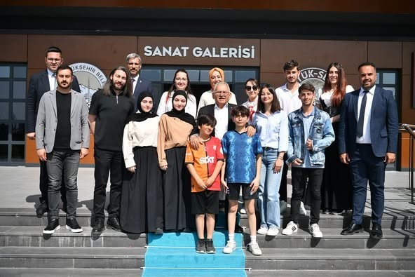 Başkan Büyükkılıç, Karma resim Sergisi’nde gençlerle buluştu