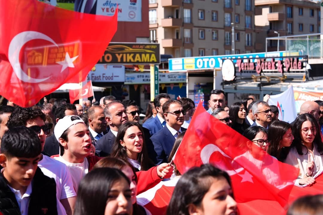 Kartal’da 19 Mayıs coşkusu sokaklara taştı