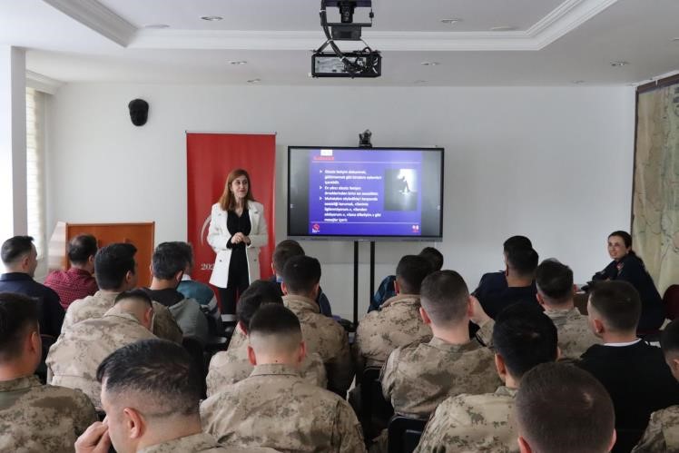 Dodurga&rsquo;da &rsquo;Ailenin &Ouml;nemi&rsquo;, &rsquo;En İyi Narkotik Polisi Anne&rsquo; ve &rsquo;Kadına Y&ouml;nelik Şiddetle M&uuml;cadele&rsquo; başlıklı eğitim
