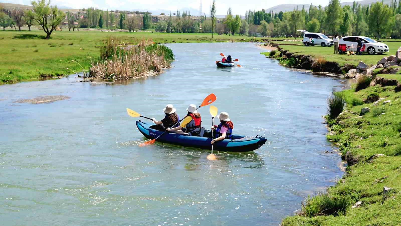 Mavi ile yeşilin buluştuğu Zamantı Irmağı’nda kürek çektiler