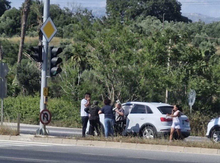 Manavgat’ta kırmızı ışıkta otomobil ile kamyonet çarpıştı: 3 yaralı