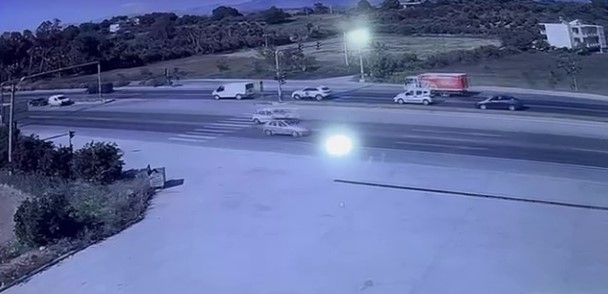 Manavgat’ta kırmızı ışıkta otomobil ile kamyonet çarpıştı: 3 yaralı
