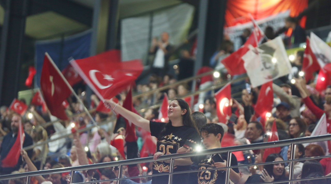 Küçükçekmece’de 19 Mayıs coşkusu sokaklara taştı