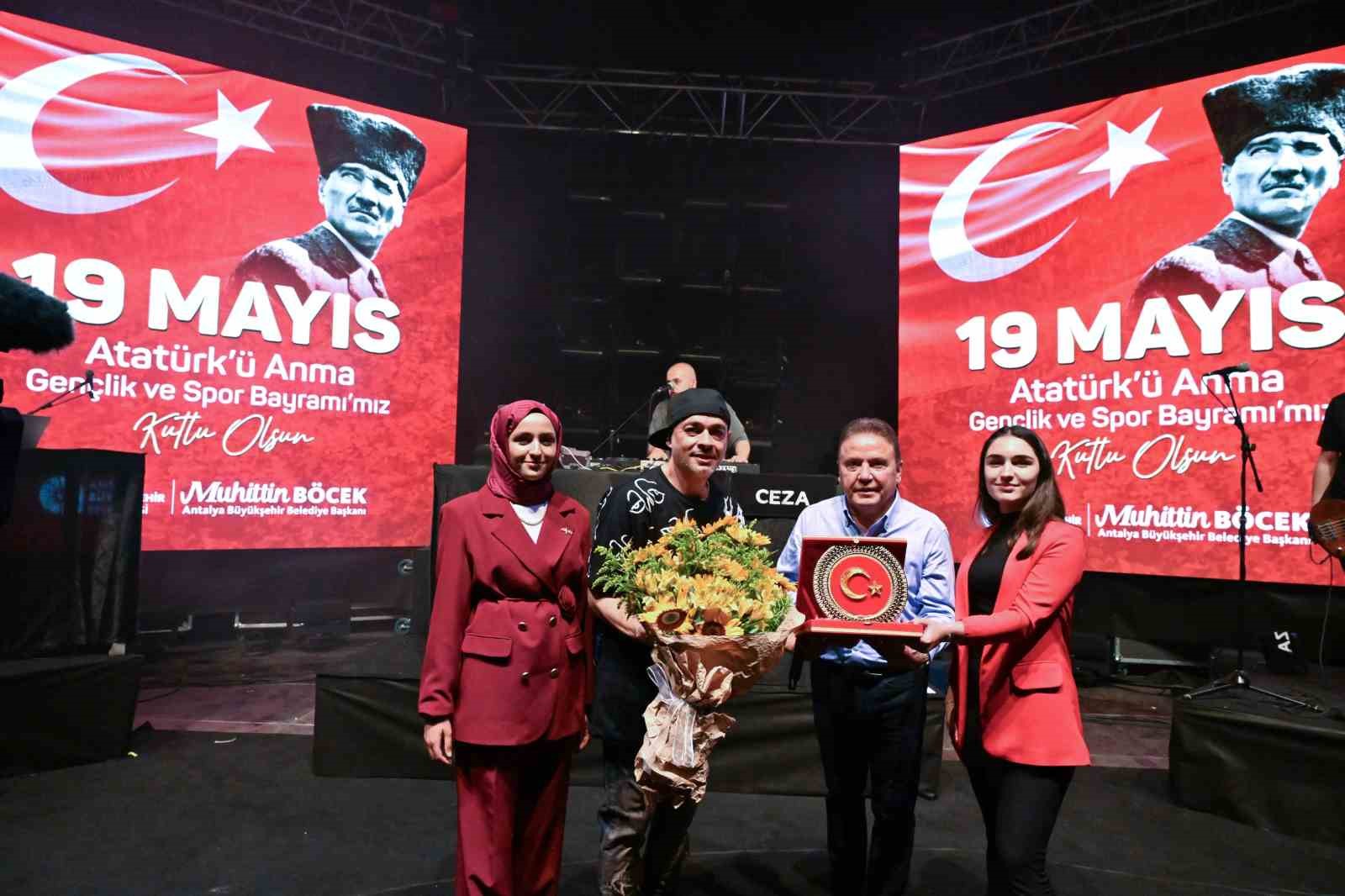 Antalyalılar 19 Mayıs’ta tek yürek oldu