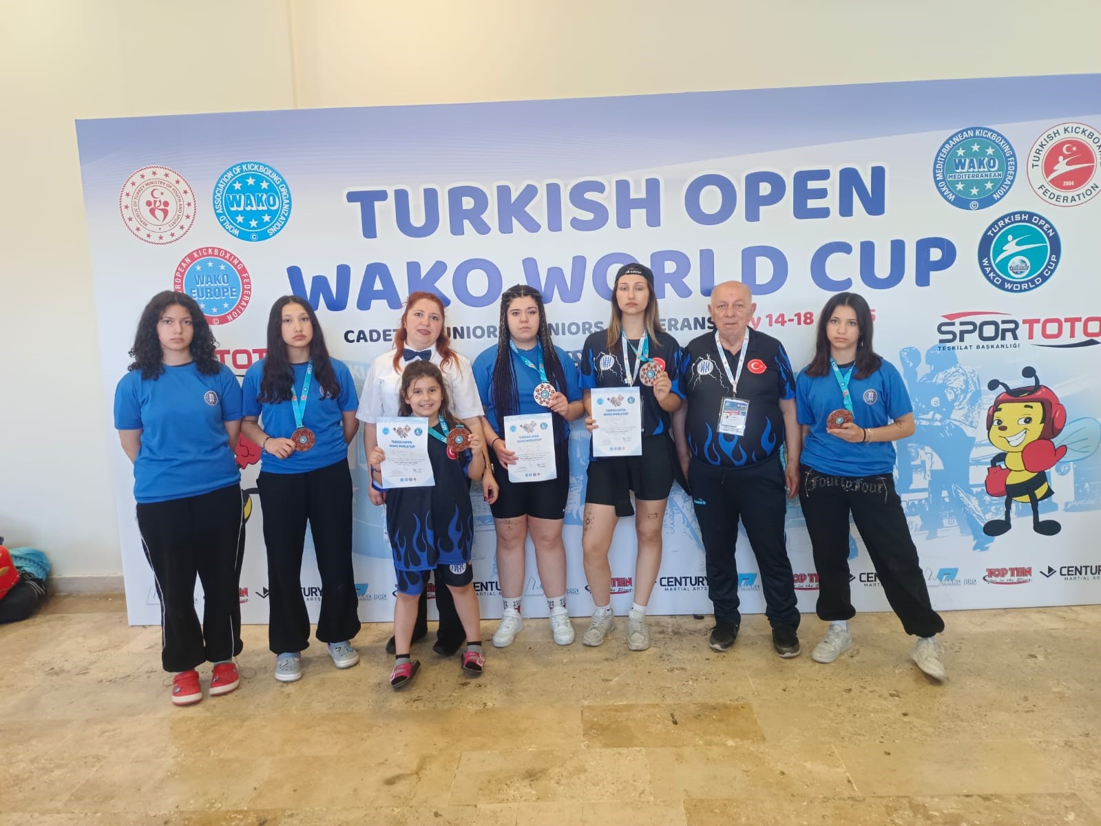 Kütahyalı Kick Bokscular Dünya Kupasında 13 madalya ve kupayı kazandı