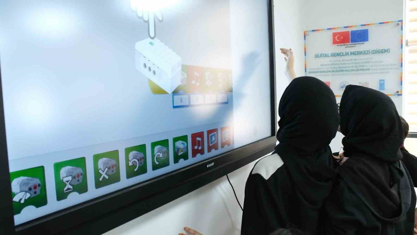 Elazığ&rsquo;da robotik kodlama eğitimi verilmeye başlandı
