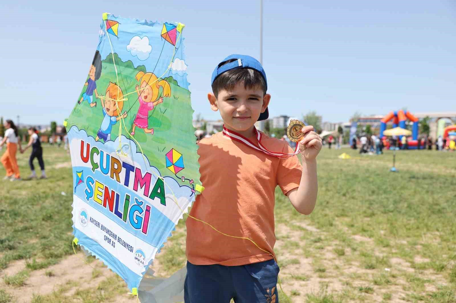 Büyükşehir, baharın renklerini uçurtmalarla gökyüzüne yansıttı