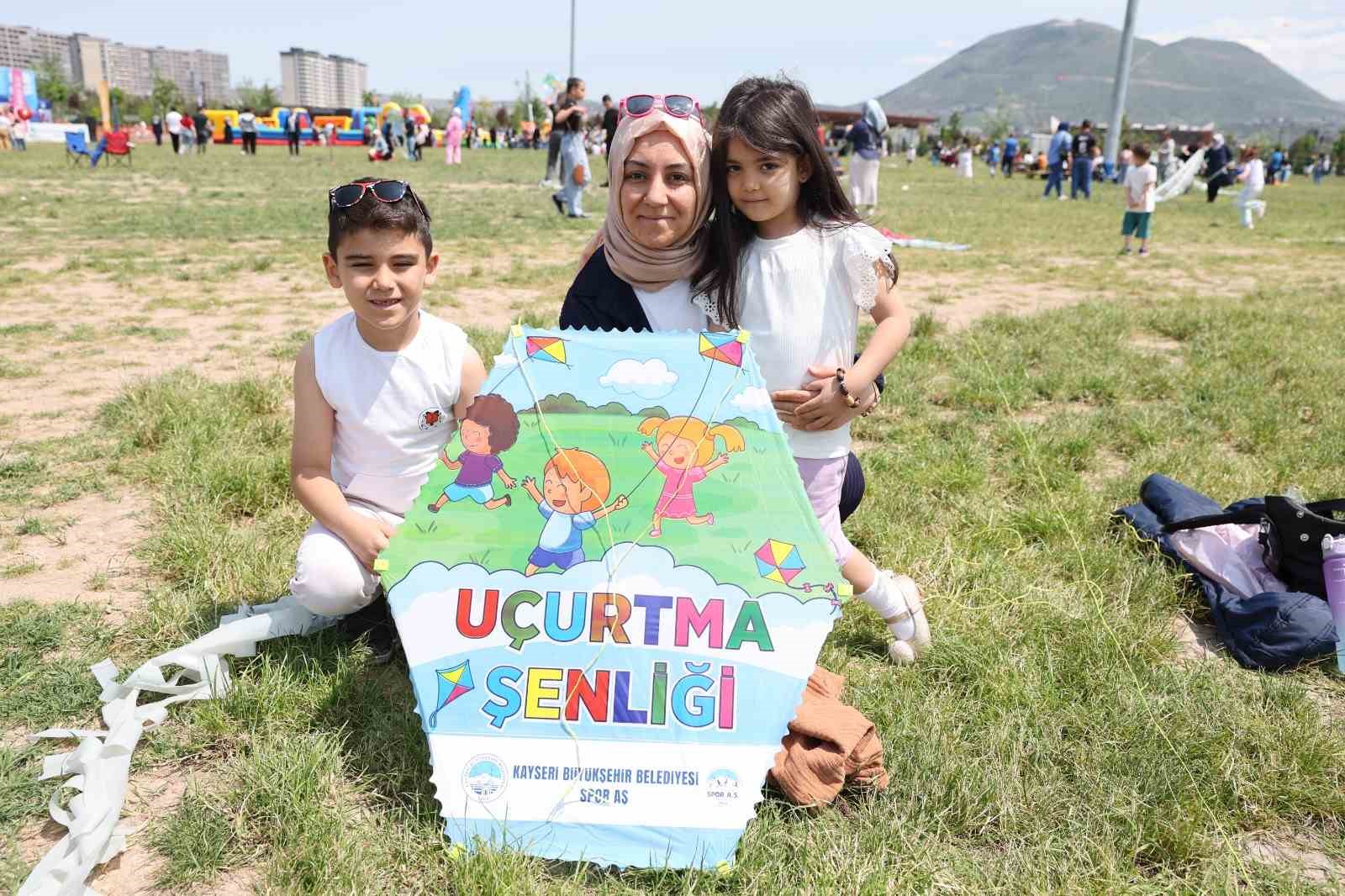 B&uuml;y&uuml;kşehir, baharın renklerini u&ccedil;urtmalarla g&ouml;ky&uuml;z&uuml;ne yansıttı

