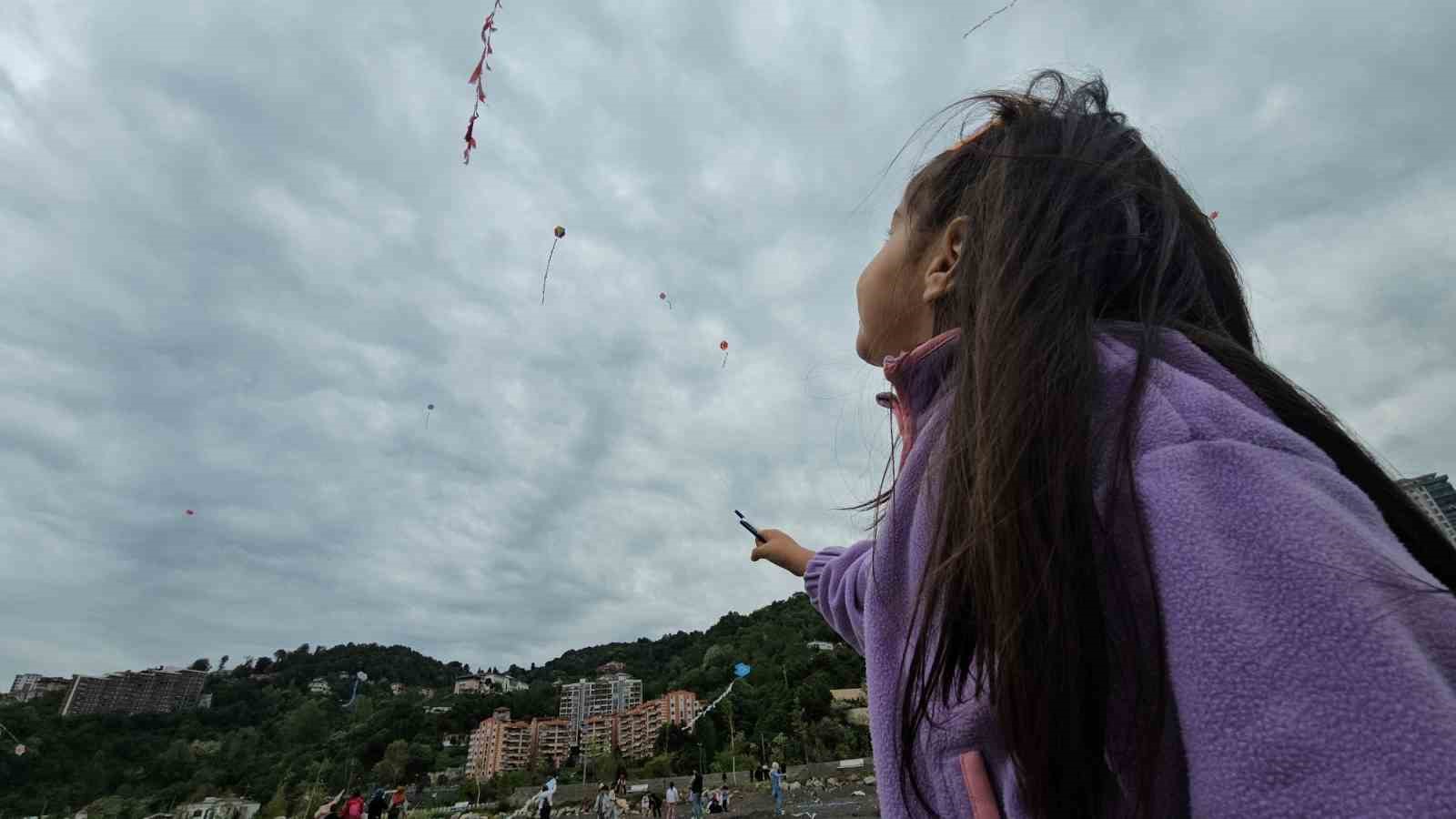 İlkokul öğrencileri uçurtmalarla gökyüzünü renklendirdi