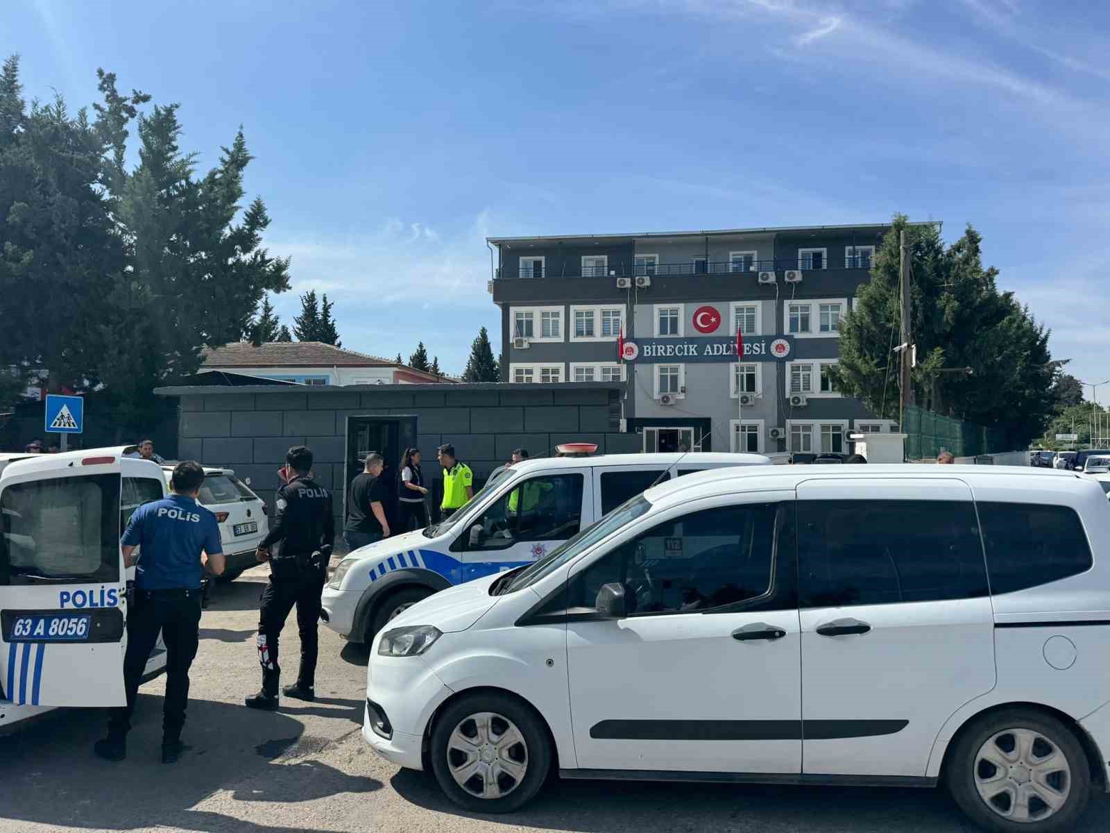 Adliye önünde taşlı sopalı kavga: 5 yaralı