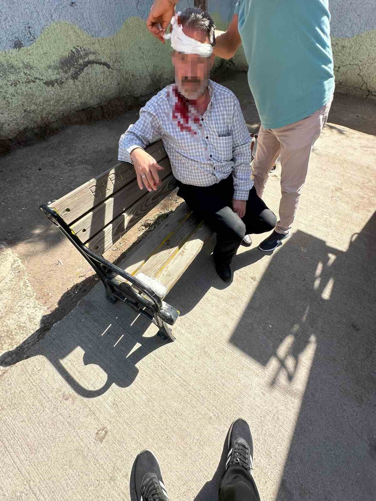 Adliye &ouml;n&uuml;nde taşlı sopalı kavga: 5 yaralı
