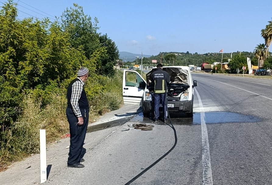 Seyir halindeki ara&ccedil; yandı, ilk m&uuml;dahaleyi vatandaşlar yaptı

