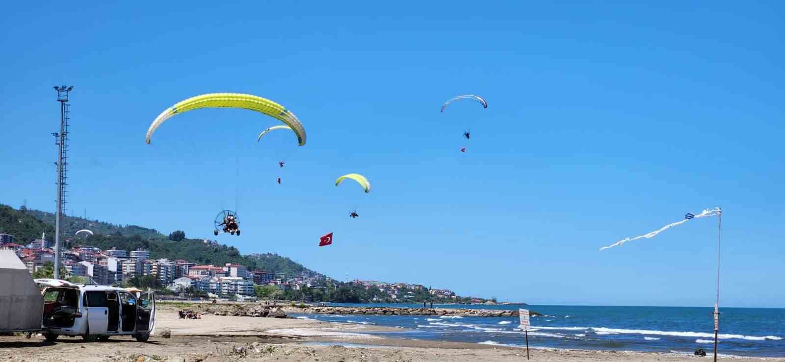 Giresun’da paramotor gösterisi nefes kesti