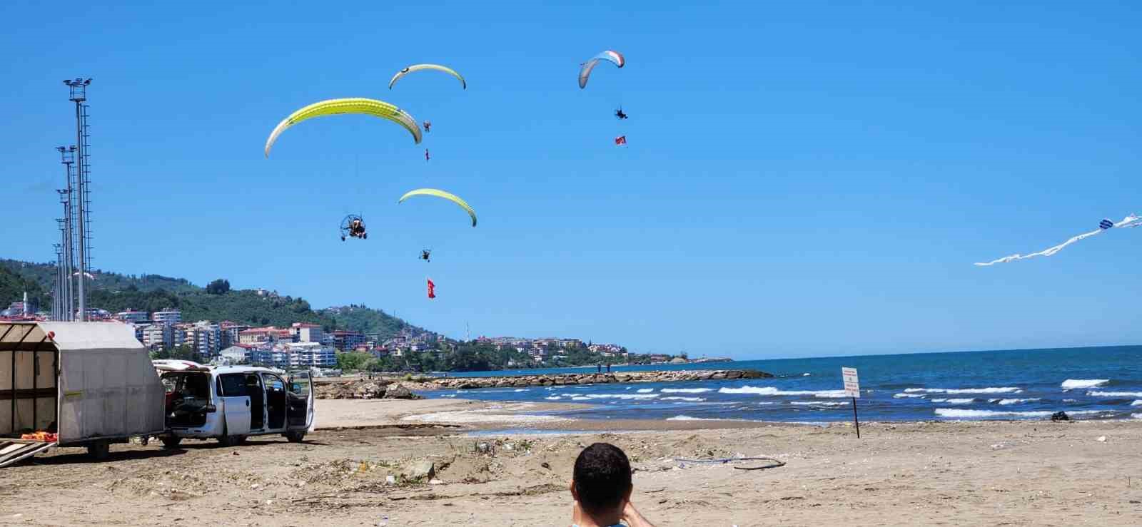 Giresun’da paramotor gösterisi nefes kesti