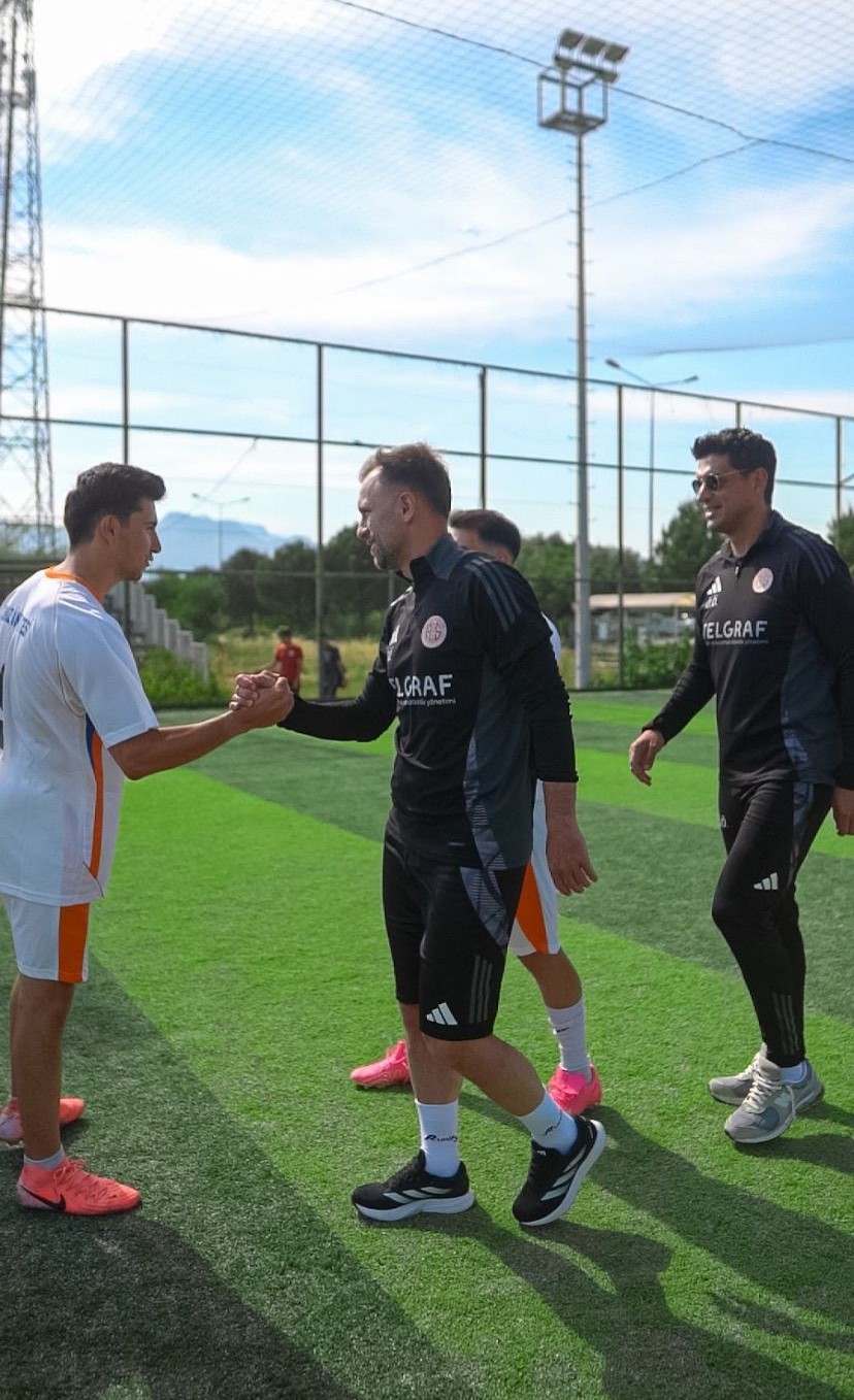 Emre Belözoğlu’ndan AÜ öğrencilerine sürpriz
