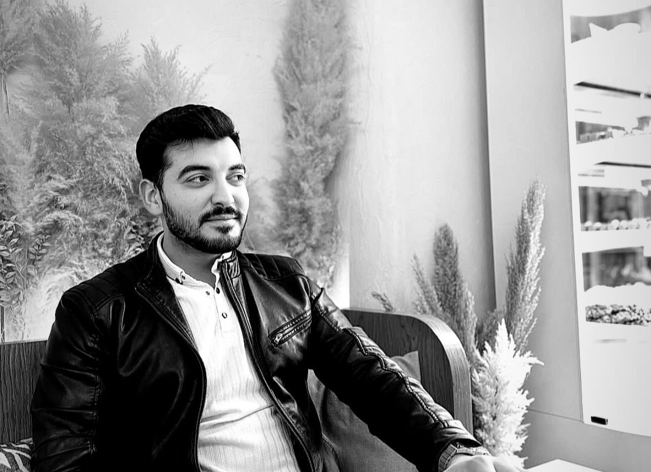 Park halindeki midib&uuml;se &ccedil;arpan motosikletteki 2 gen&ccedil; hayatını kaybetti
