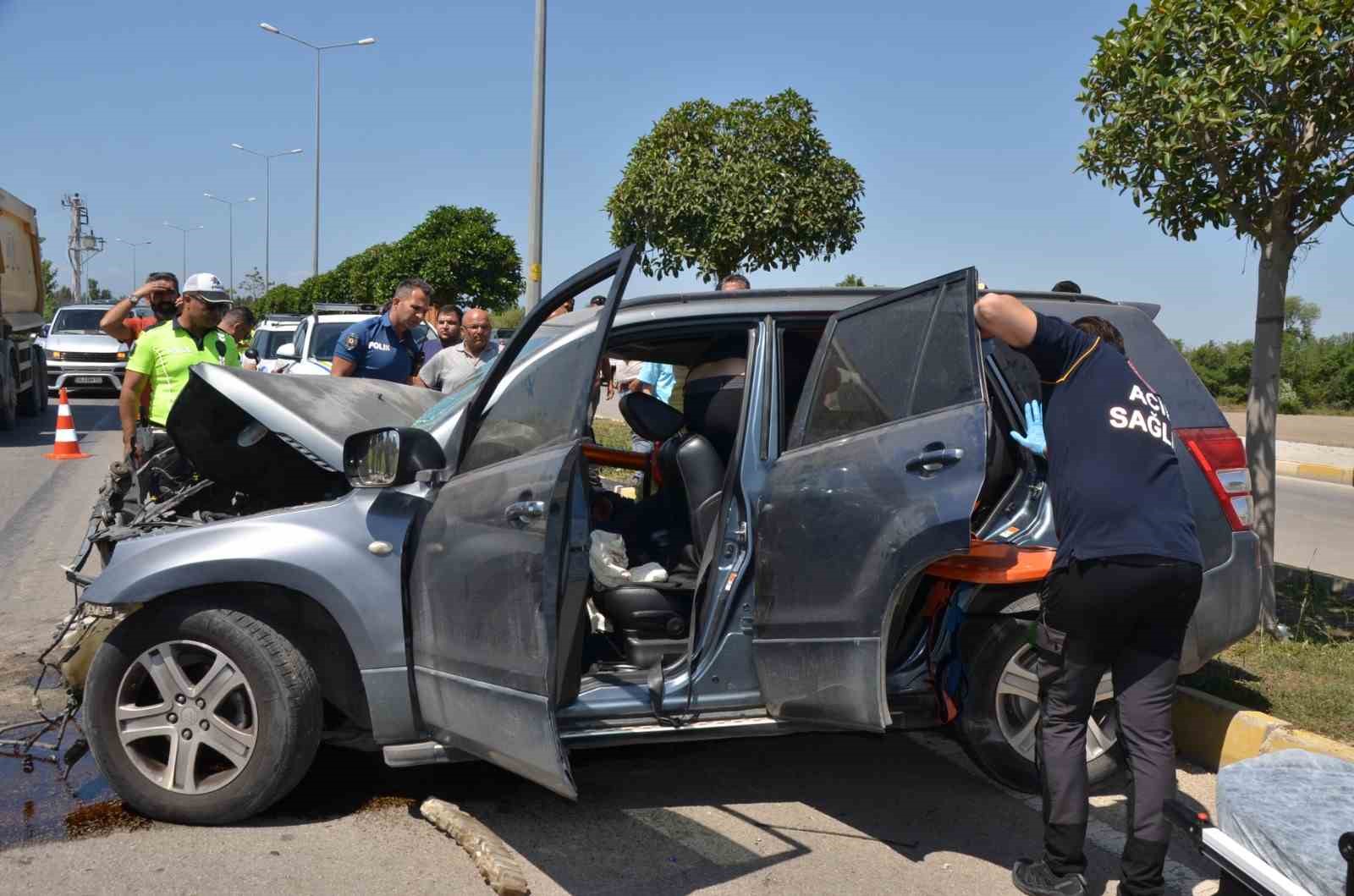 Antalya’da iş makinesi ile çarpışan otomobildeki sürücü ve eşi yaralandı