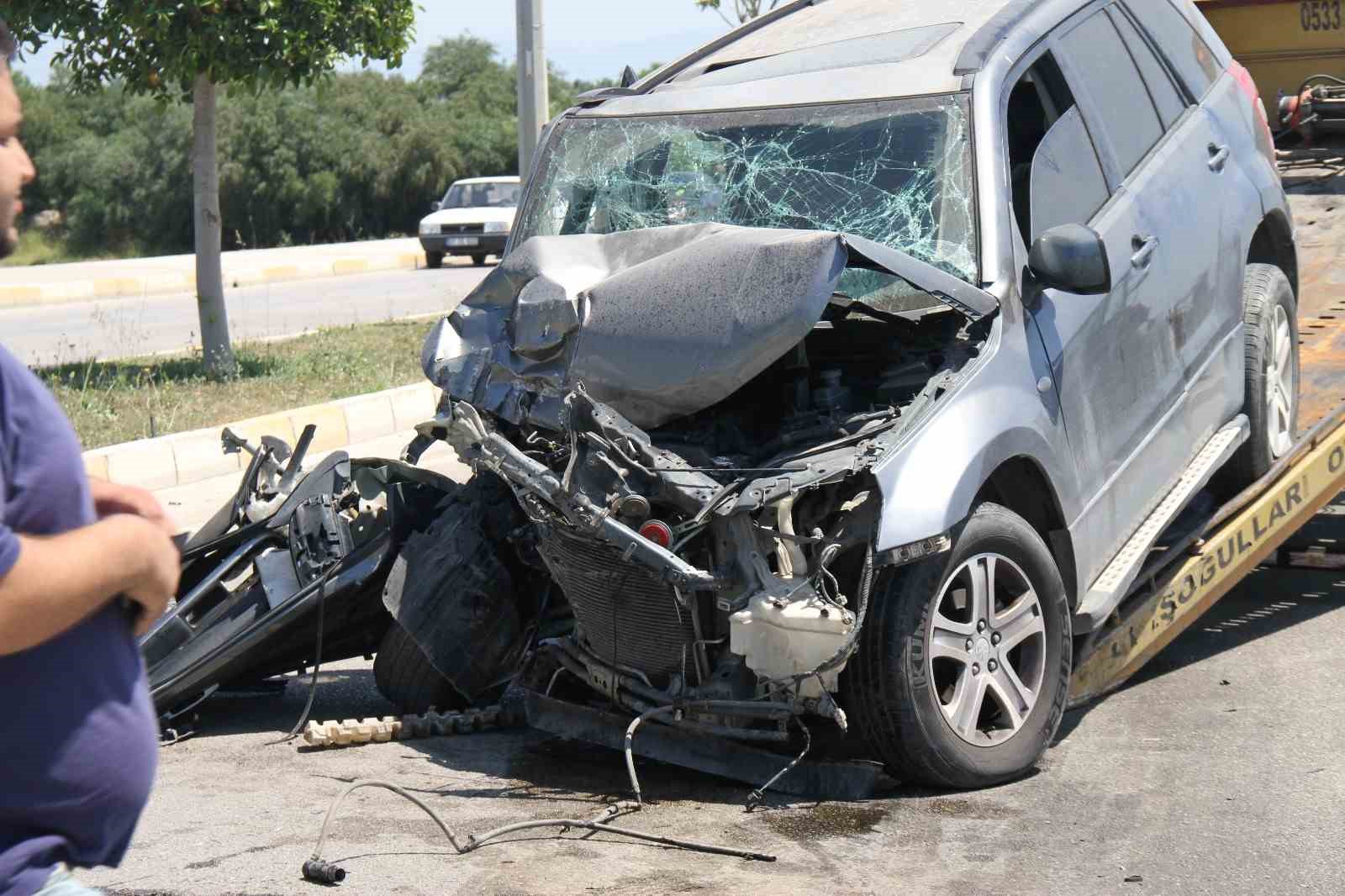 Antalya&rsquo;da iş makinesi ile &ccedil;arpışan otomobildeki s&uuml;r&uuml;c&uuml; ve eşi yaralandı
