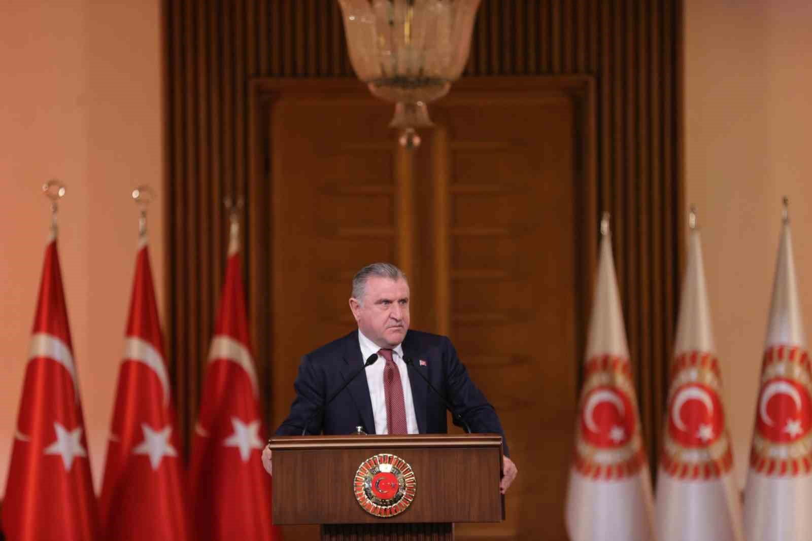 Bakan Bak, temsilci gençlerle meclisi ziyaret etti

