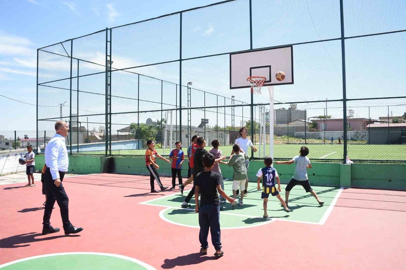 Başkan söz verip, yerine getirdiği sahada çocuklarla basketbol oynadı
