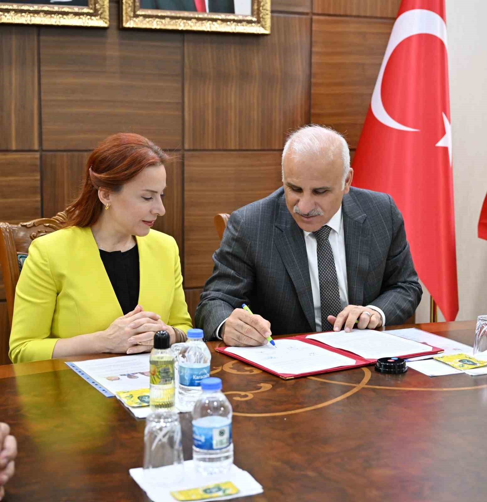 Diyarbakır’da bir kız çocuğu imza töreniyle koruyucu ailesine teslim edildi
