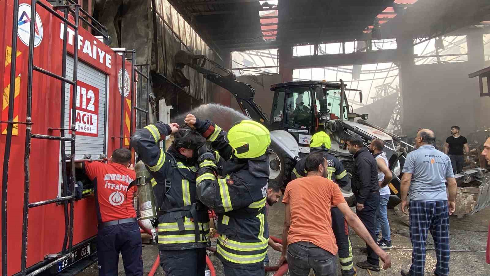 Mersin&rsquo;deki fabrika yangını kontrol altına alındı
