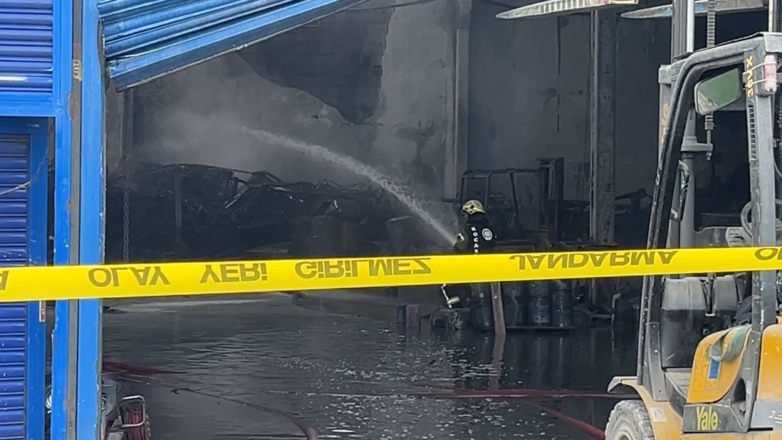 Kocaeli’de boya fabrikasında çıkan yangın kontrol altına alındı