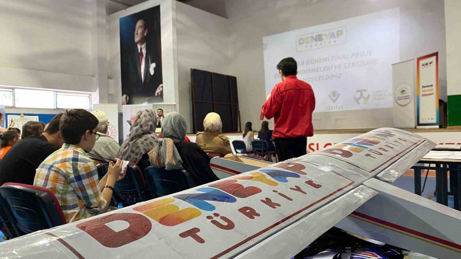 Deneyap teknoloji at&ouml;lyelerinde gen&ccedil;ler projelerini sergiledi
