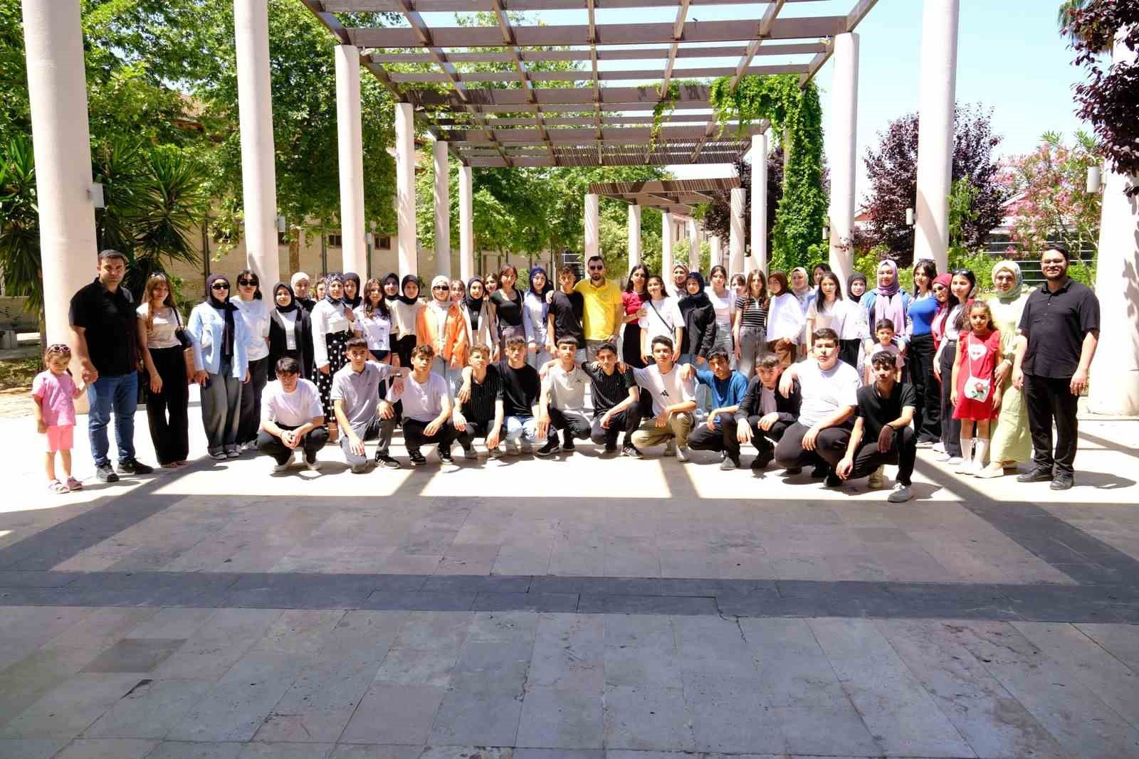 &Ouml;ğrenciler Adana&rsquo;da tarih, İzmir&rsquo;de bilimle buluştu
