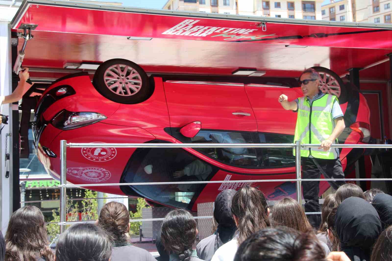 Şırnak’ta ’Mobil Trafik Eğitim Tırı’nda uygulamalı eğitim verildi