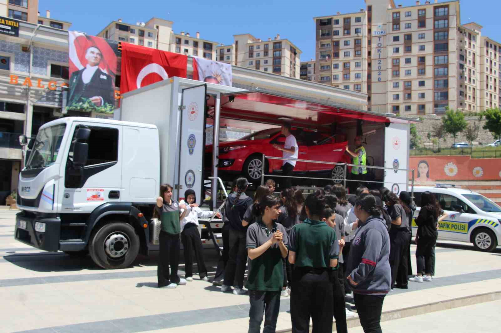Şırnak’ta ’Mobil Trafik Eğitim Tırı’nda uygulamalı eğitim verildi
