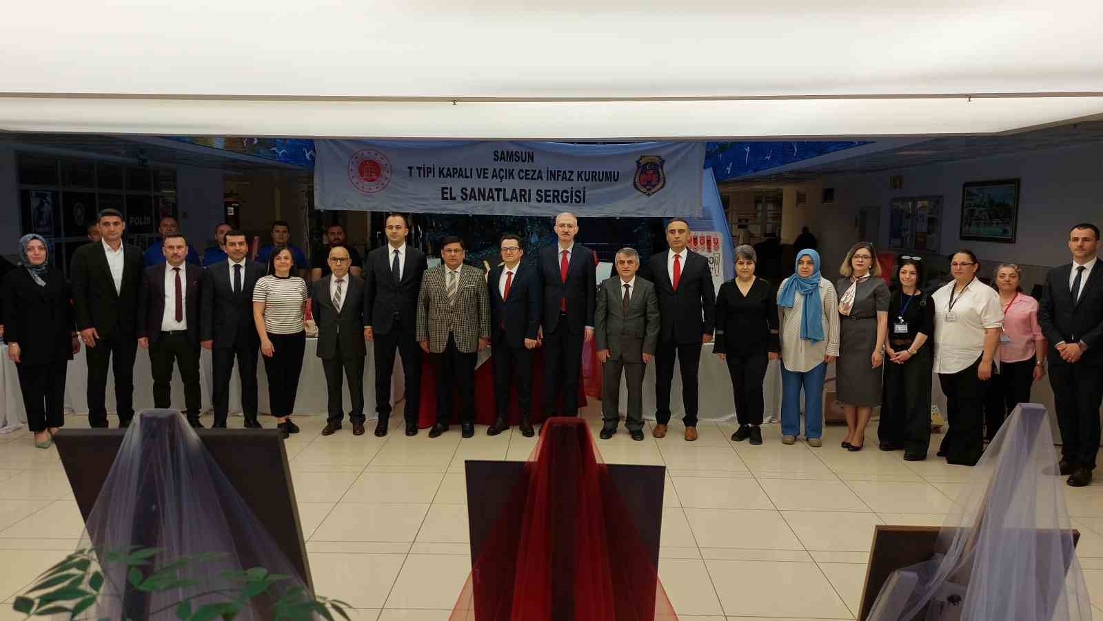 Adliye koridorunda el sanatları sergisi
