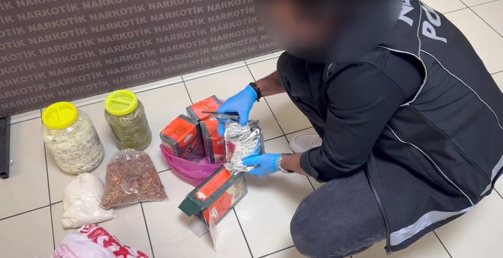 &Ccedil;ay paketleri i&ccedil;inde uyuşturucu taşıyan yolcu tutuklandı
