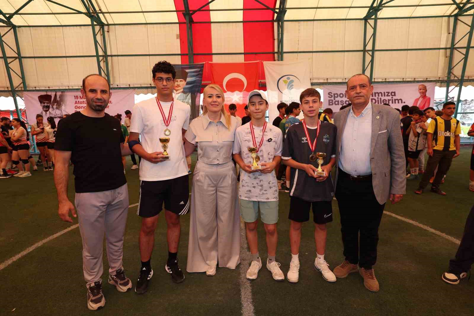 Merkezefendi turnuvalarında dereceye giren genç sporculara ödülleri takdim edildi