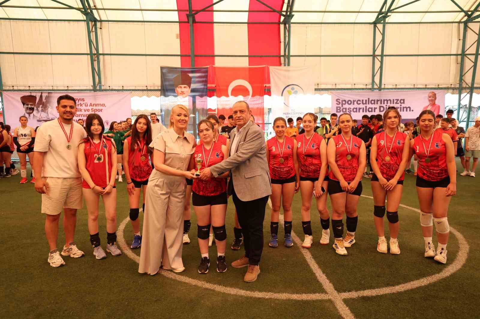 Merkezefendi turnuvalarında dereceye giren genç sporculara ödülleri takdim edildi