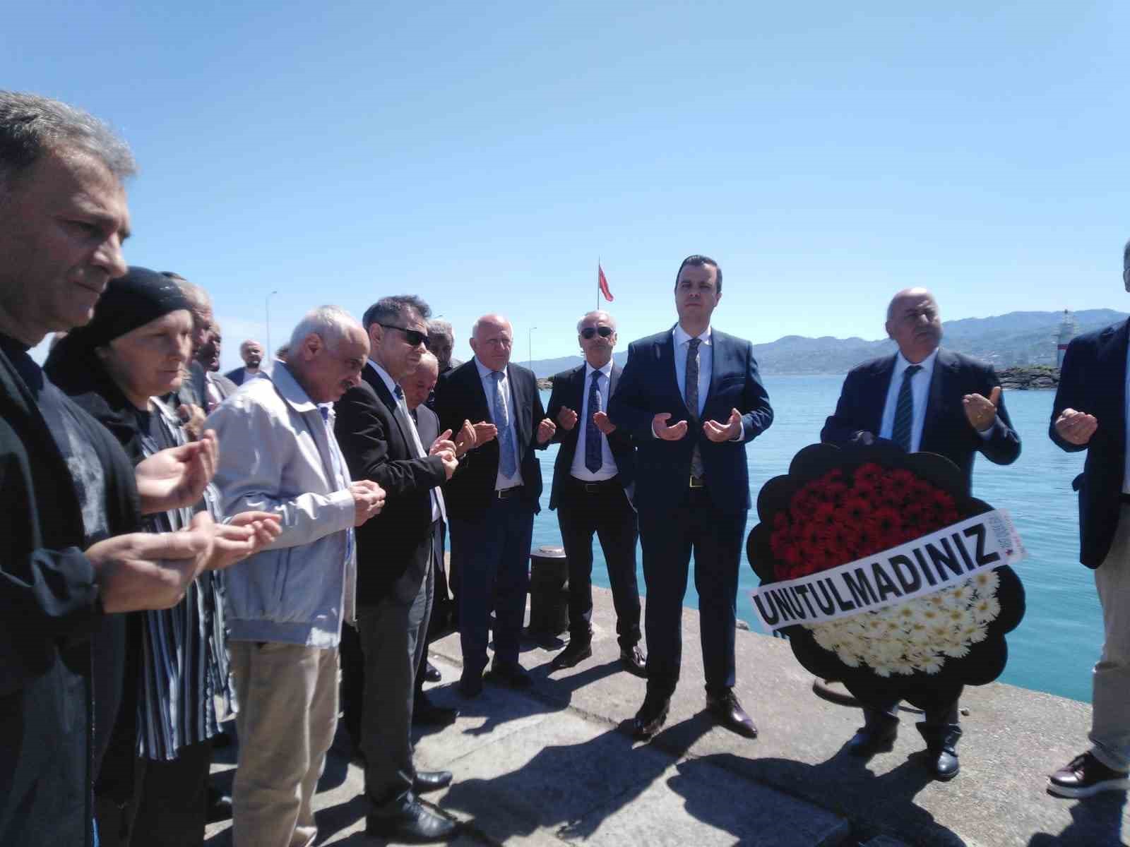 Beşikd&uuml;z&uuml;&rsquo;nde 25 yıl &ouml;nce deniz faciasında hayatını kaybeden 38 kişi unutulmadı
