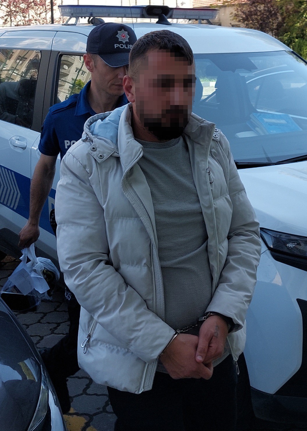 Ambulans şof&ouml;r&uuml;n&uuml;n burnunu kıran şahıs tutuklandı
