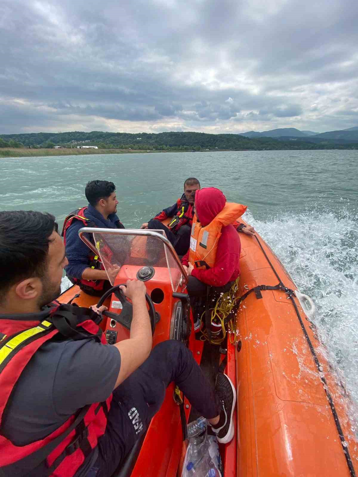 Göle botla açılan ve mahsur kalan 2 kişi AFAD ekiplerince kurtarıldı