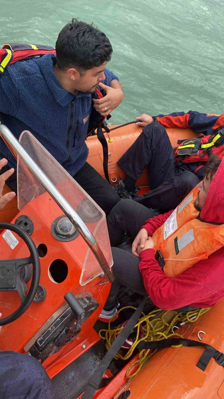 Göle botla açılan ve mahsur kalan 2 kişi AFAD ekiplerince kurtarıldı