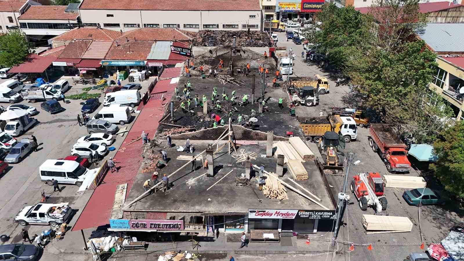 Buğday Meydanında yangının izleri siliniyor