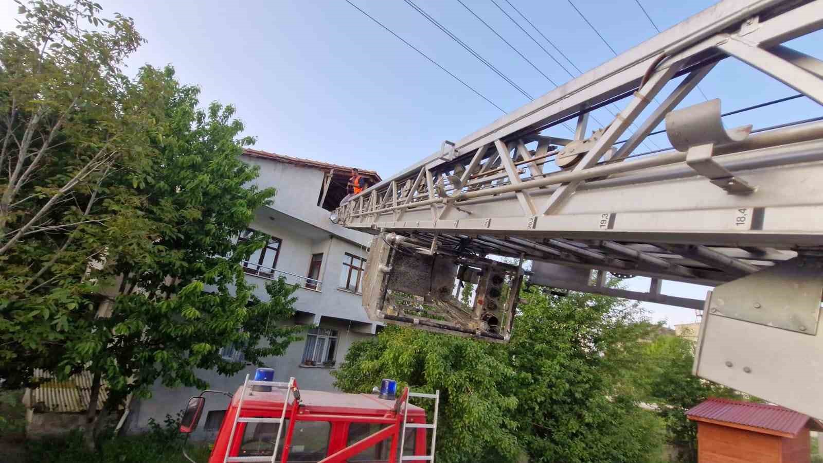 Kastamonu&rsquo;da evin &ccedil;atısında mahsur kalan kediyi itfaiye ekipleri kurtardı
