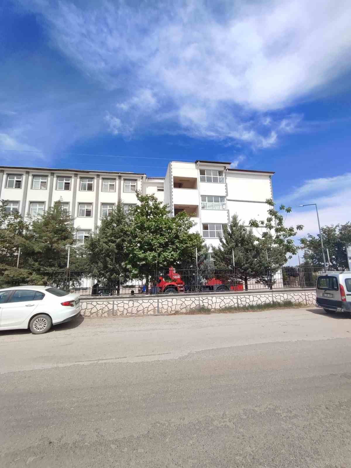 Okulda korkutan yangın
