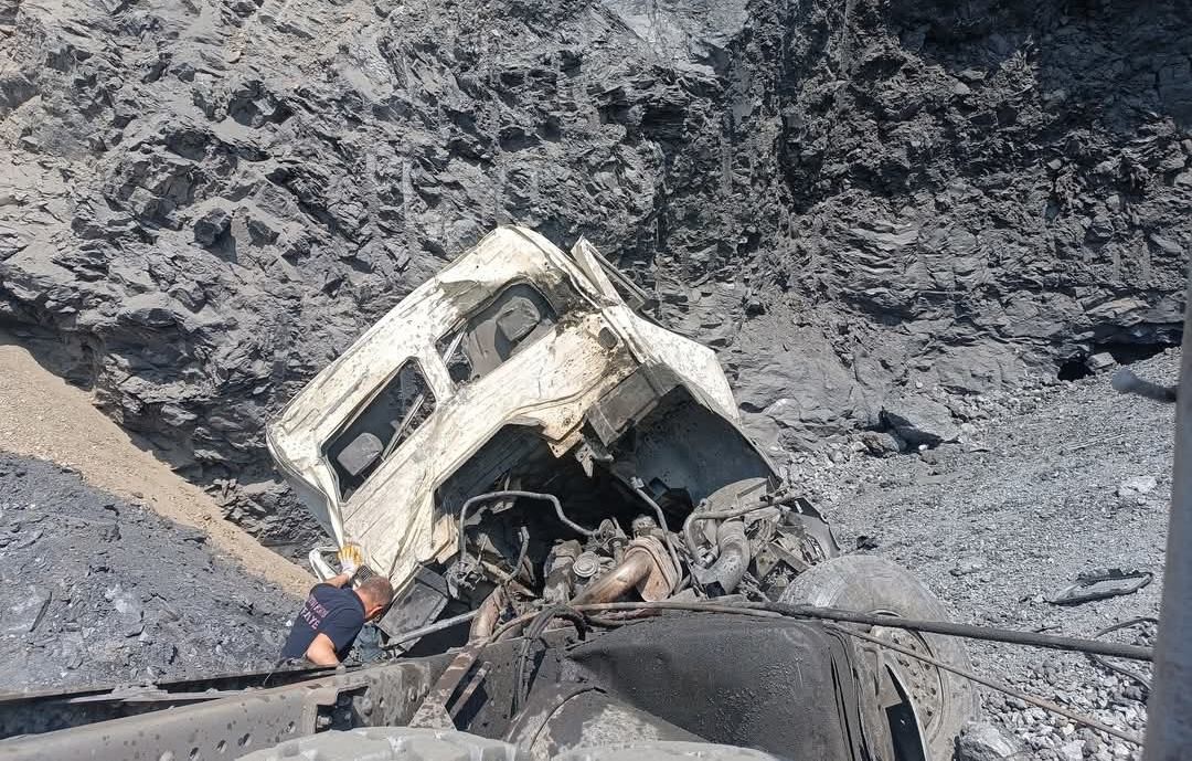 Kütahya’da uçuruma yuvarlanan hafriyat kamyonunun sürücü hayatını kaybetti