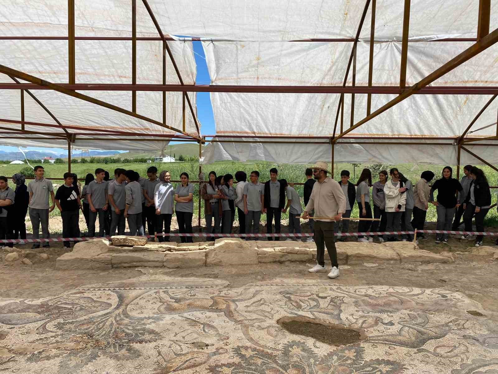 Elazığ’da öğrenciler tarihi mozaiği inceledi