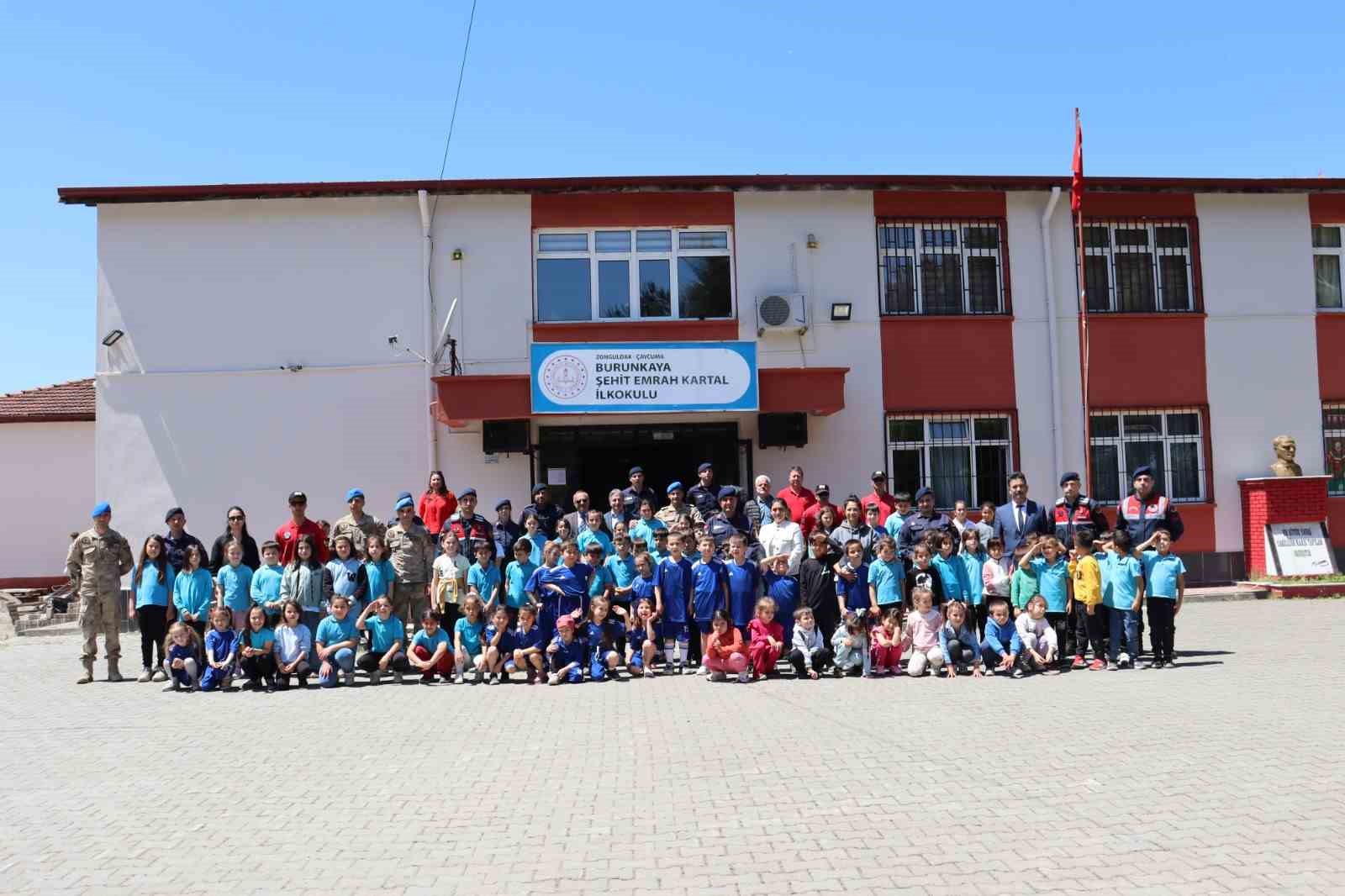 Jandarma minik &ouml;ğrencileri bilgilendirdi
