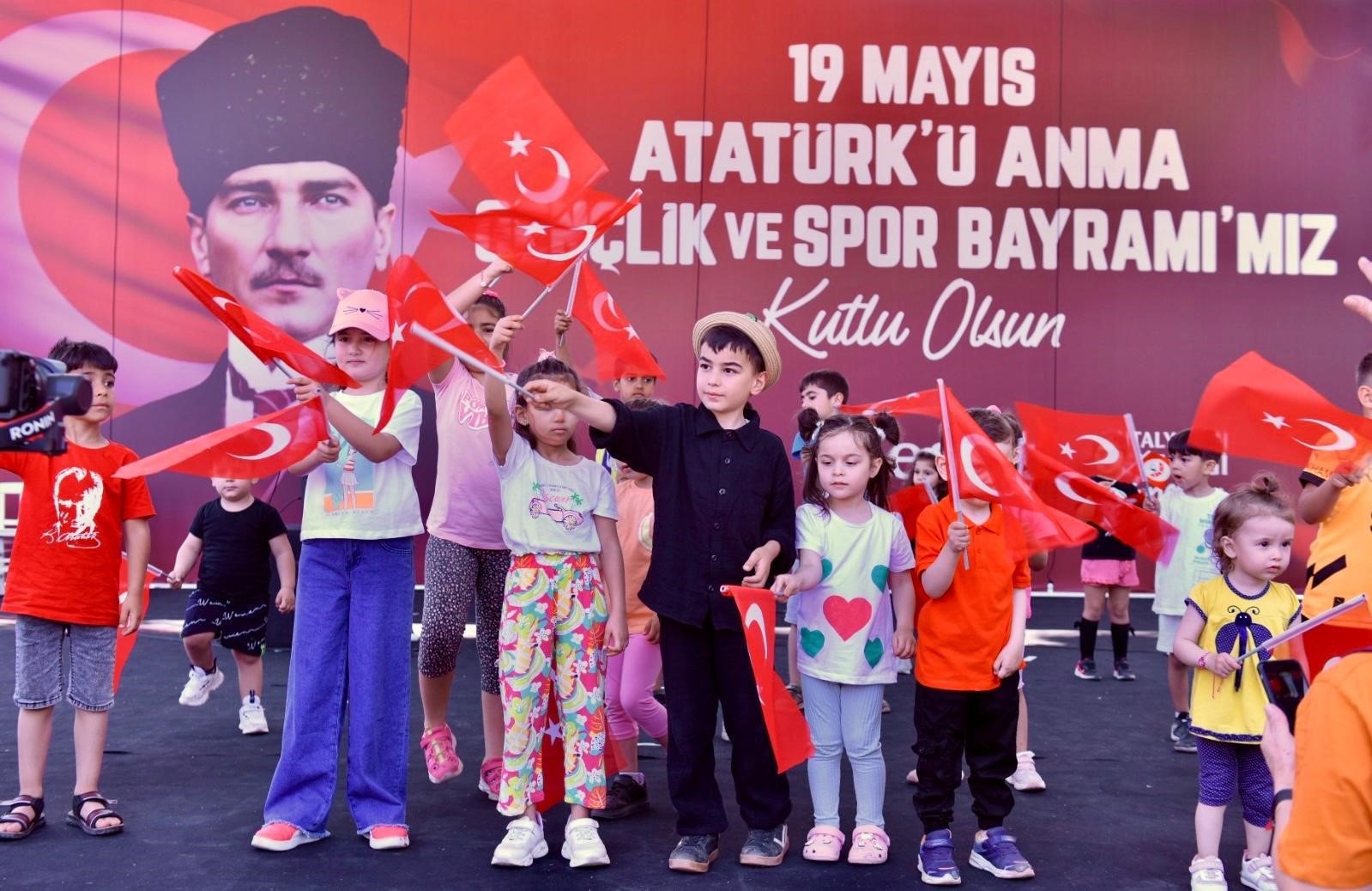 Kepez Belediyesi, "Sahne Senin" etkinliğiyle gençlere fırsat verdi