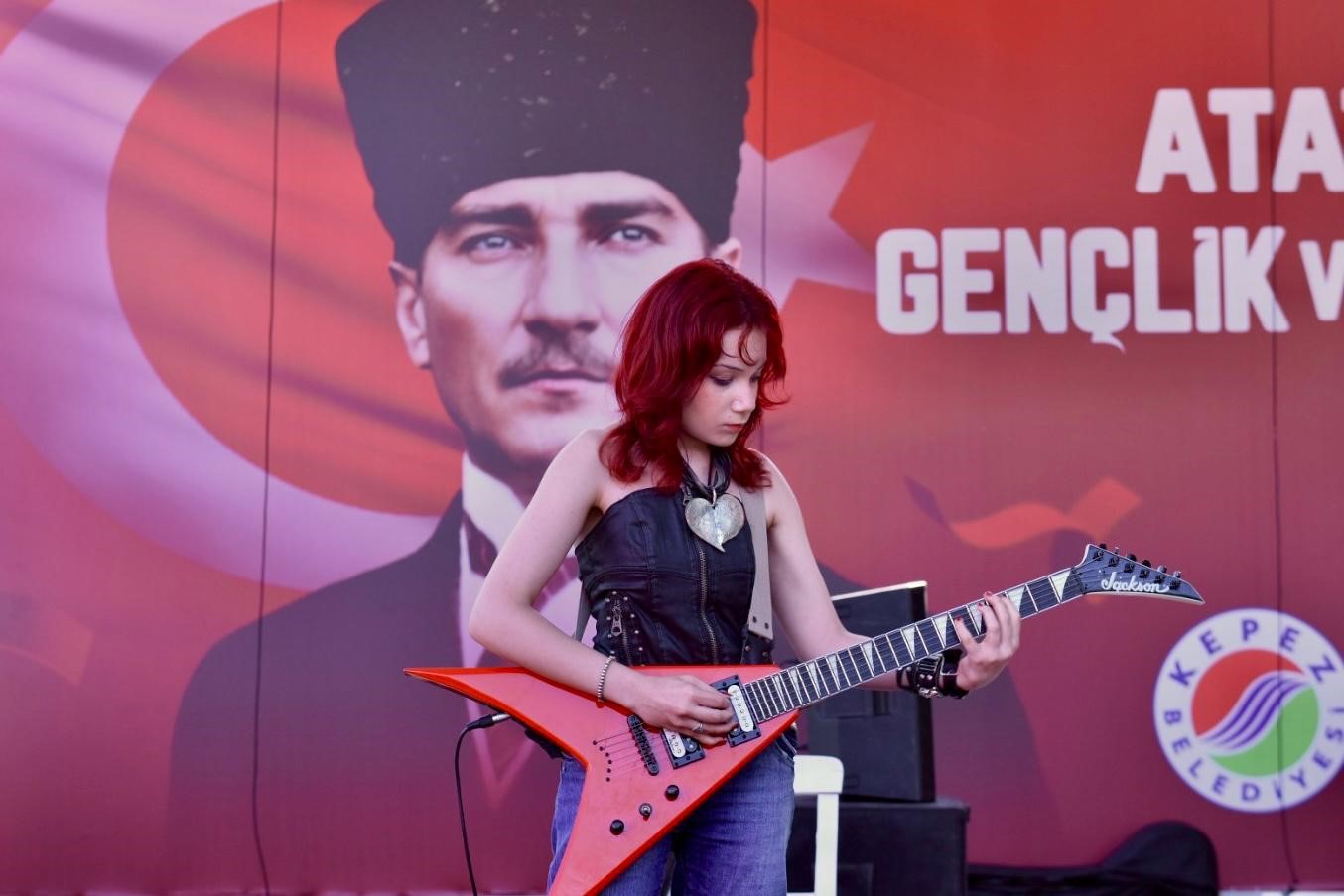 Kepez Belediyesi, "Sahne Senin" etkinliğiyle gençlere fırsat verdi
