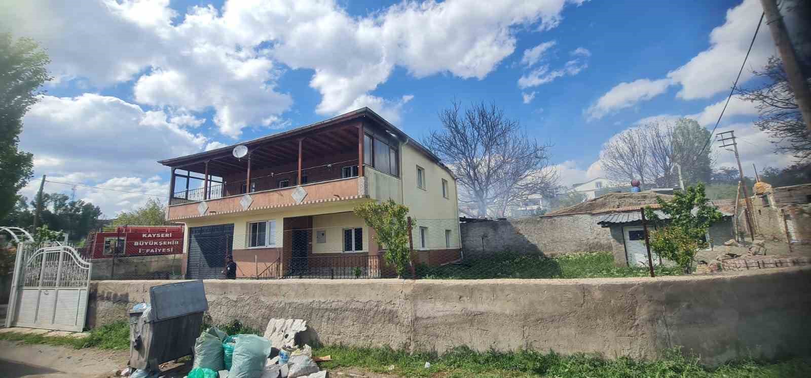 İki katlı evde yangın
