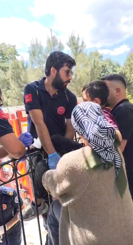 Bah&ccedil;e duvarından atlarken bacağı demire saplanan &ccedil;ocuğu itfaiye kurtardı
