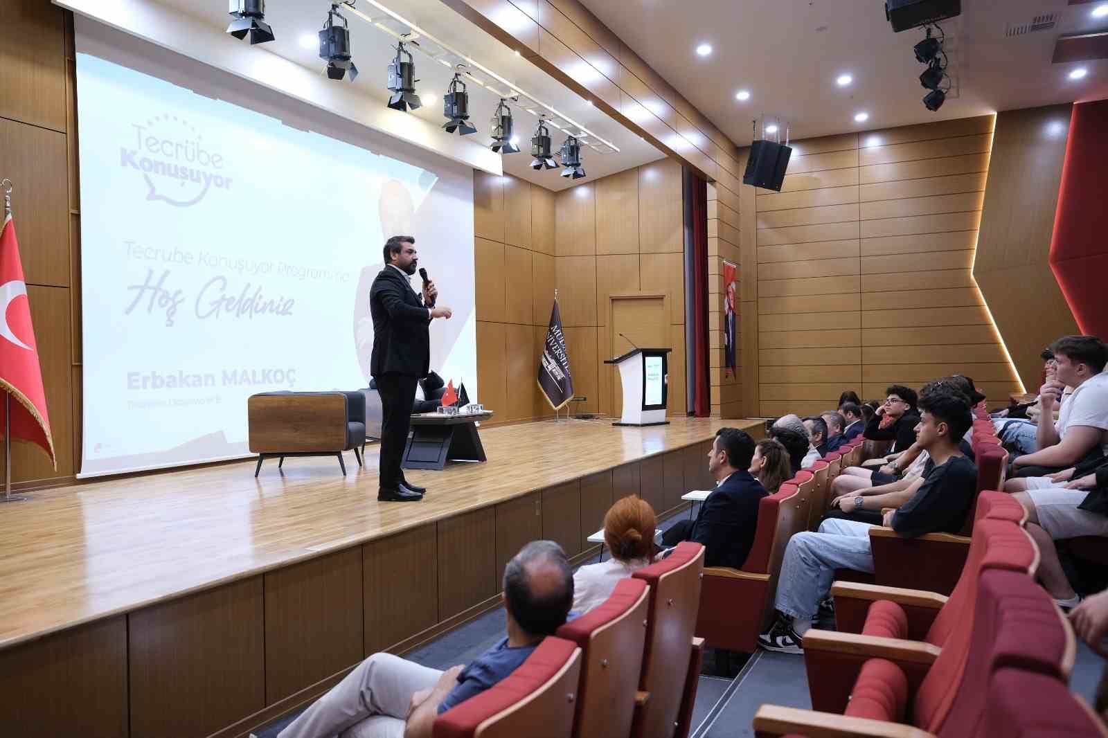 Ünlü tasarımcı Mudanya Üniversitesi’nde tecrübelerini paylaştı
